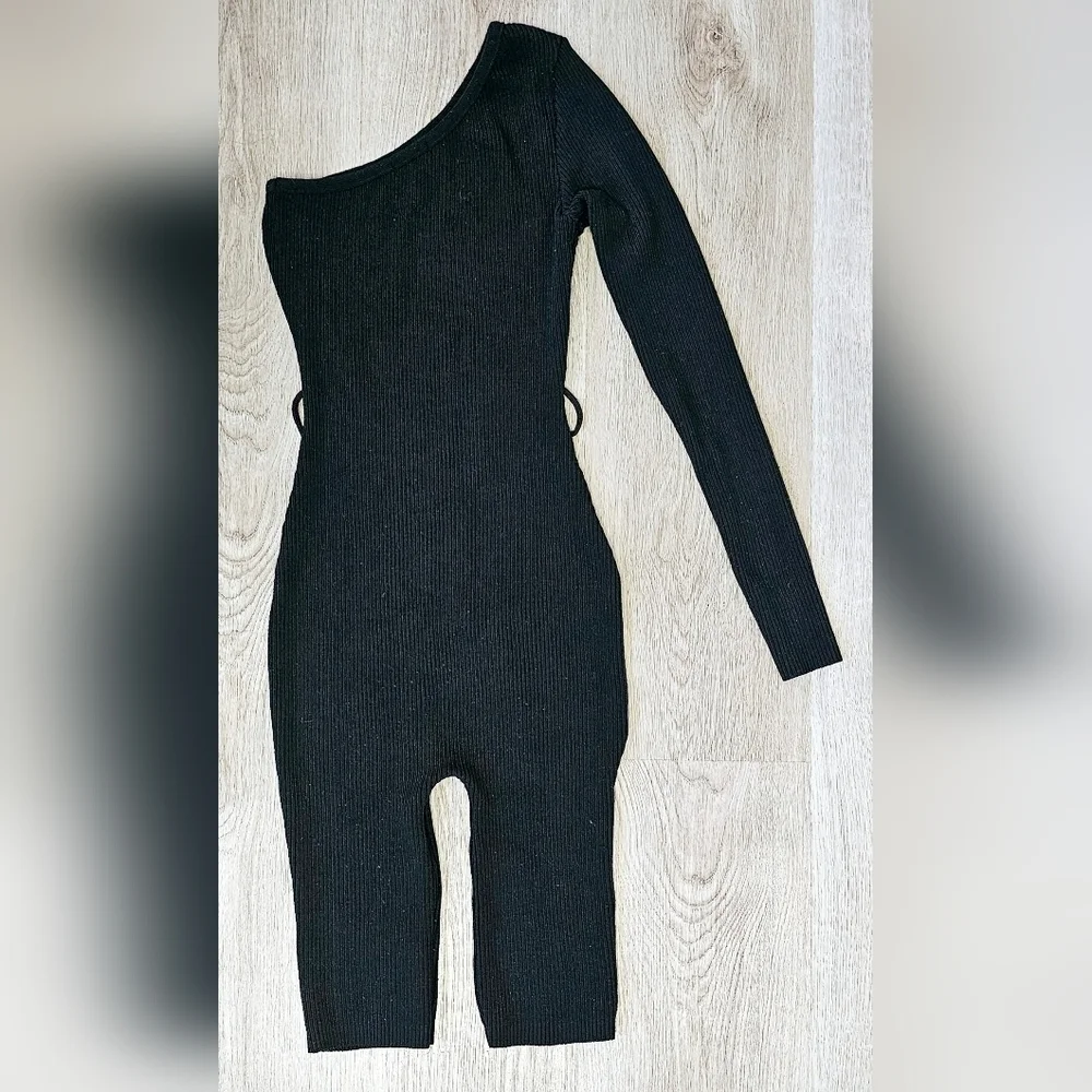 Small Black One-Shoulder Ribbed Romper